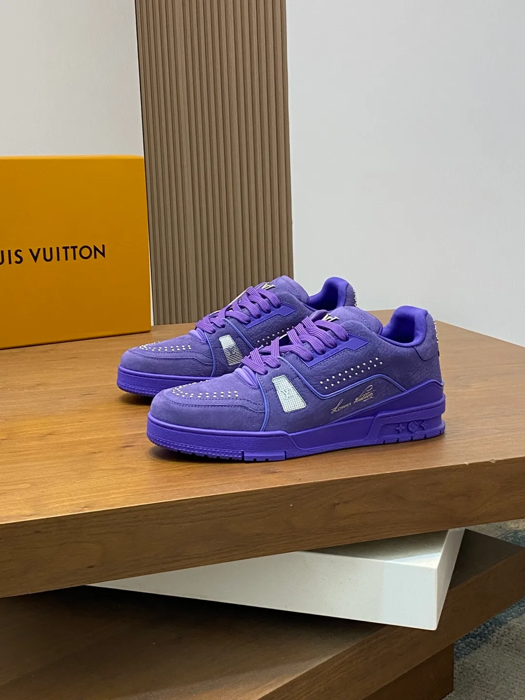 Men's men's shoes 💰820 Lujia New Color Men's 🧍‍♂️trainer sneakers, this LV Trainer sneaker is made of soft grained calfskin, showing pure tones, the #54 logo on the back traces the brand's birth in 1854, the designer's handwritten brand logo embellishes one side, designed by Virgil Abloh himself, a very commemorative sneaker, the new LV Louis Vuitton louis vuitton trainer sneaker low casual sports culture versatile basketball sneakers Size: 35-46 (customized for women 40, men 46)